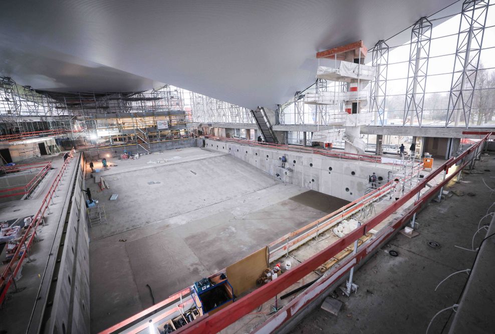 Blick in das Große Becken auf der Baustelle der Alster-Schwimmhalle während eines Medienrundgangs