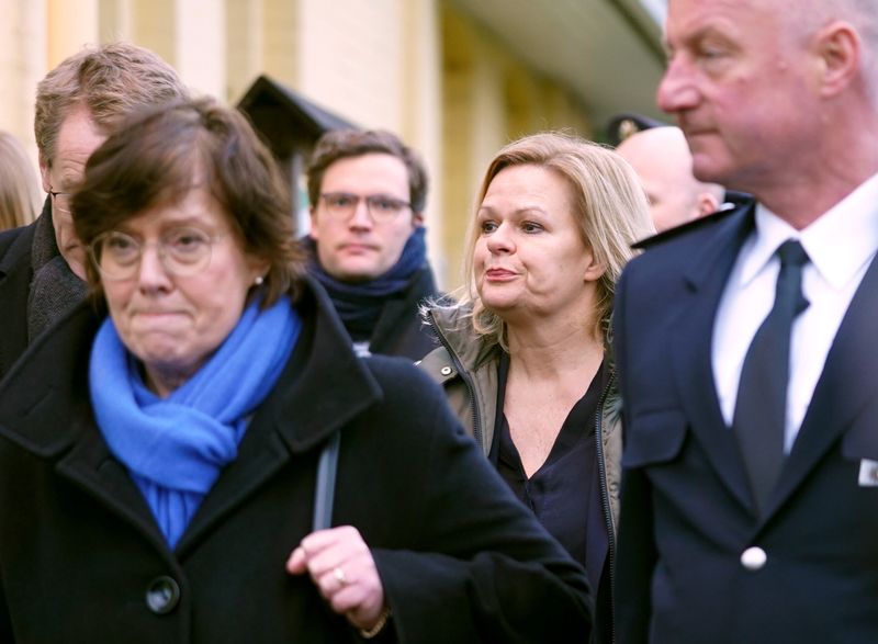 Bundesinnenministerin Nancy Faeser (r. SPD) und Sabine Sütterlin-Waack (CDU), Innenministerin von Schleswig-Holstein, gestern am Bahnhof von Brokstedt.