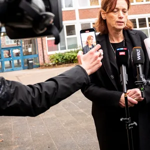 Karin Prien (CDU), Bildungsministerin von Schleswig-Holstein, hat die Walther-Lehmkuhl-Schule in Neumünster besucht, auf die die zwei im Zug getöteten Jugendlichen gingen.