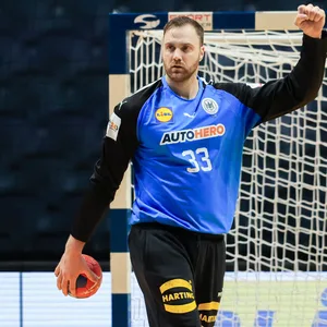 Andreas Wolff hebt die linke Hand