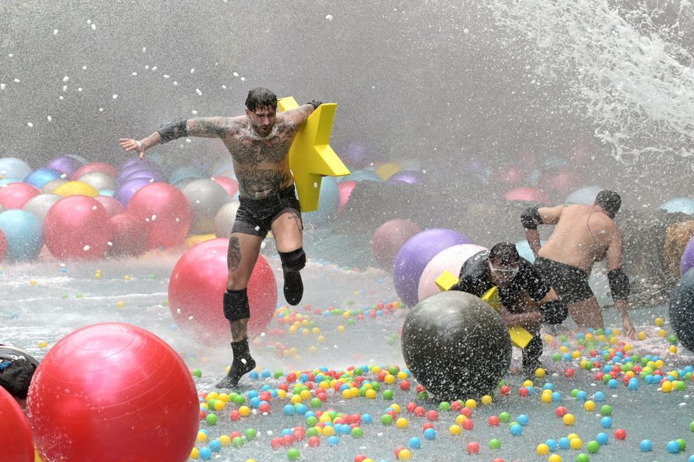 Gigi Birofio (l-r), Lucas Cordalis und Cosimo Citiolo bei der Dschungelprüfung „Creek der Sterne“.