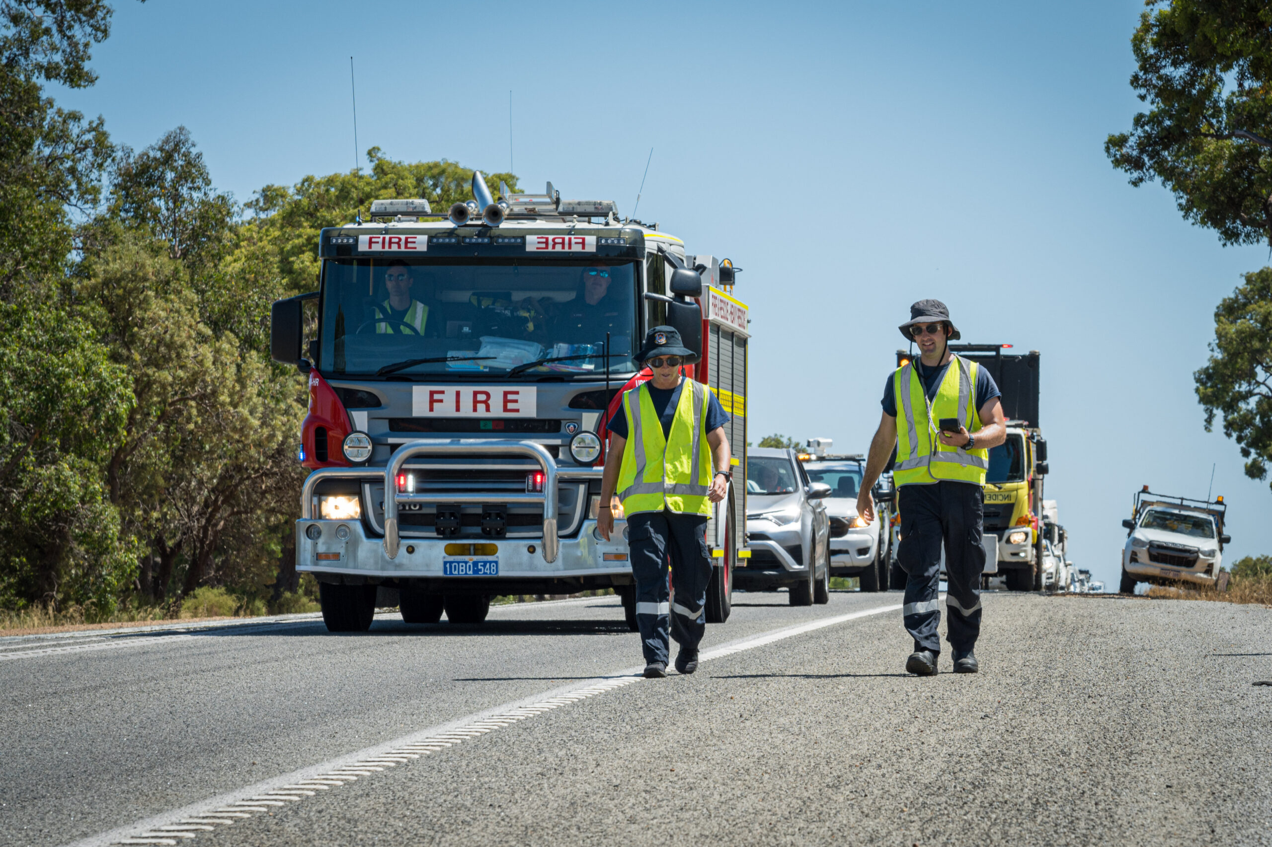 Mitarbeiter:innen des Department of Fire and Emergency Services suchen in West-Australien nach der Mini-Kapsel.