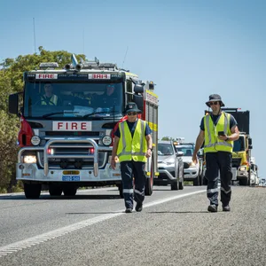 Mitarbeiter:innen des Department of Fire and Emergency Services suchen in West-Australien nach der Mini-Kapsel.