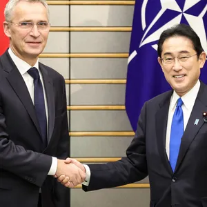 Jens Stoltenberg (l.), NATO-Generalsekretär und Fumio Kishida, Ministerpräsident von Japan.