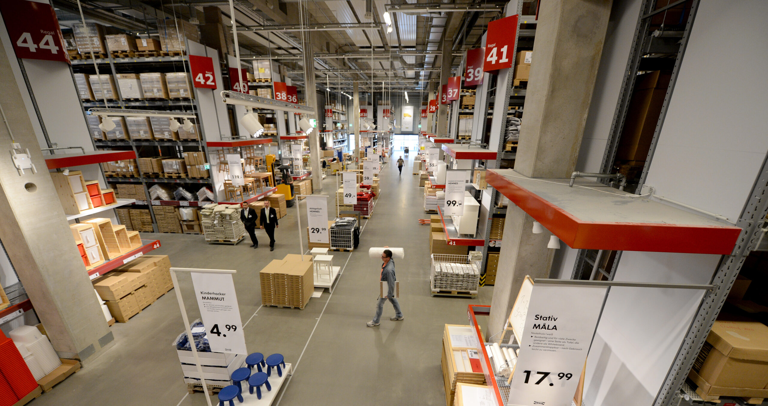 Gut gefüllte Regale sind im Selbstbedienungsbereich eines IKEA-Einrichtungshauses zu sehen.