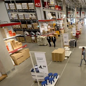 Gut gefüllte Regale sind im Selbstbedienungsbereich eines IKEA-Einrichtungshauses zu sehen.