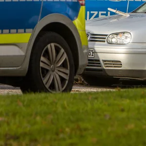 Das Messer steckte in der Haube eines VW Golf.