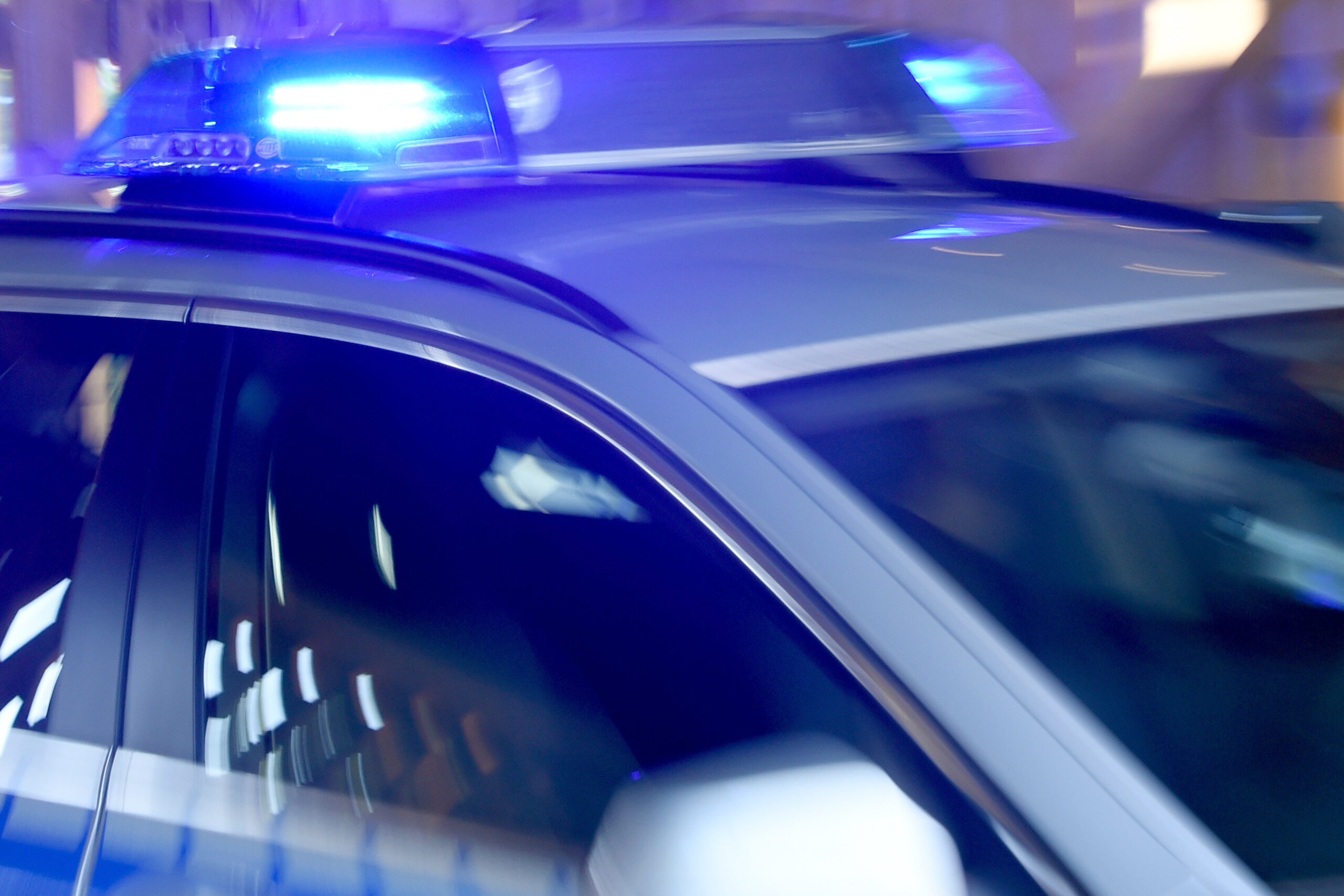 Ein Streifenwagen der Bundespolizei mit eingeschaltetem Blaulicht