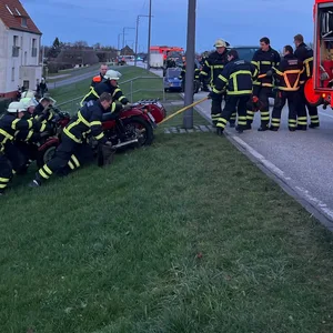 In Kirchwerder hat ein Motorradfahrer das Bewusstsein verloren und musste reanimiert werden. Die Feuerwehr hat die Maschine geborgen.