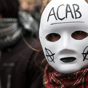 Die deutsche Bundespolizei hat den polizeifeindlichen „ACAB“-Slogan kurzerhand umgedichtet. (Symbolbild)