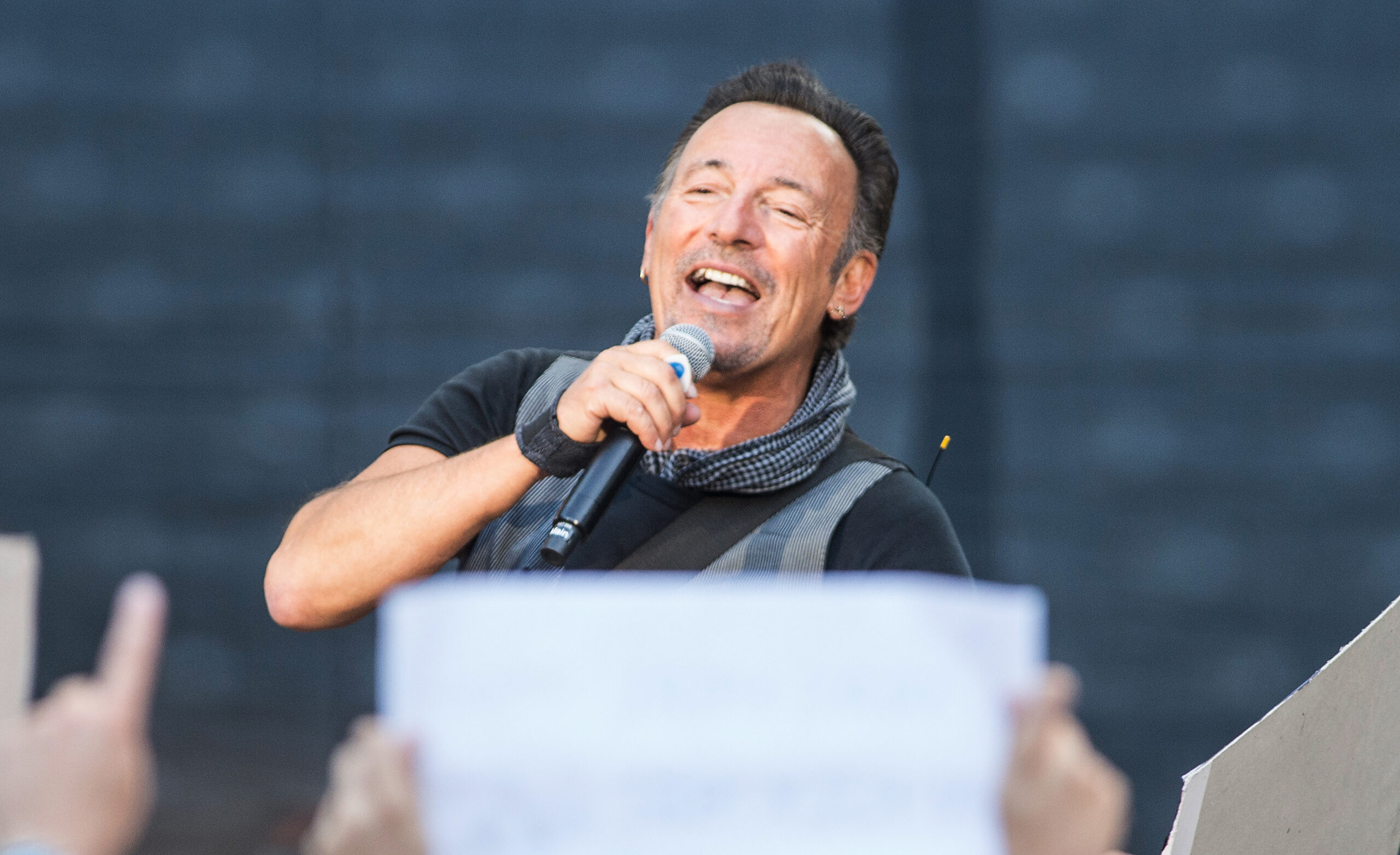 Rock-Ikone Bruce Springsteen nimmt immer wieder politische Themen in seine Musik auf – das inspiriert Hamburgs Kultursenator Carsten Brosda (SPD) zu einem Buch. (Archivbild)