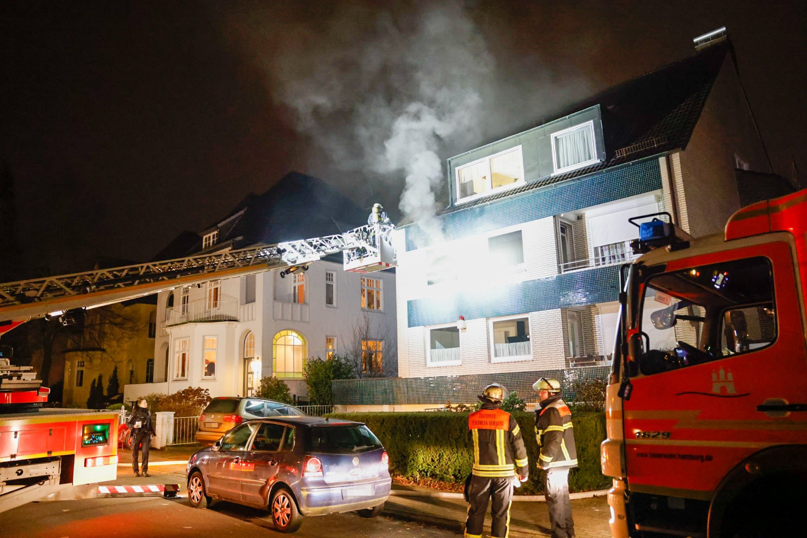 Die Feuerwehr fährt mit einer Drehleiter an eine brennende Wohnung in Rahlstedt