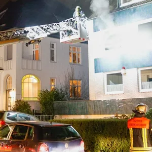 Die Feuerwehr fährt mit einer Drehleiter an eine brennende Wohnung in Rahlstedt