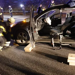 Unfall auf Autobahn in Hamburg – Feuerwehr befreit Fahrer