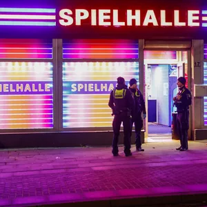 Raub in Hamburg: Ein Mann schlug einem Kunden die Waffe ins Gesicht.
