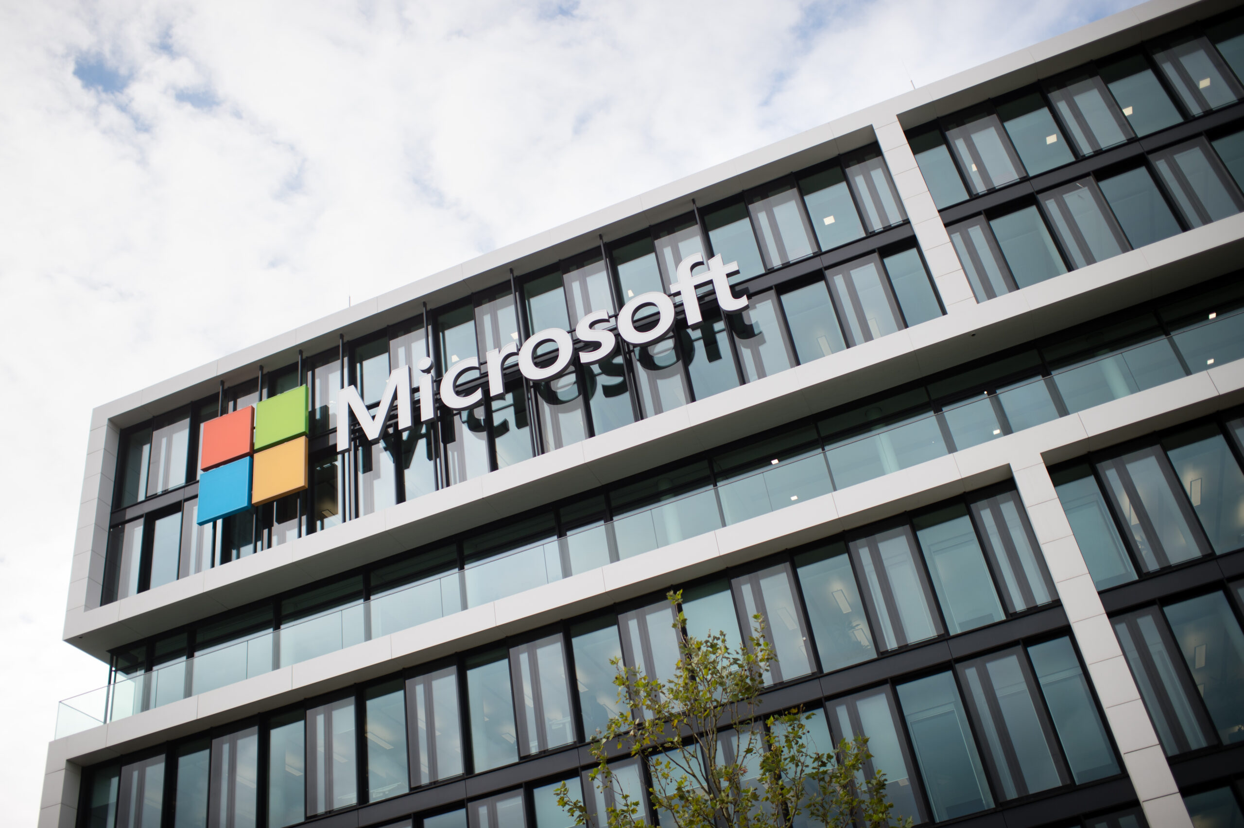 Das Logo von Microsoft ist am 06.10.2016 an der Fassade der neuen Microsoft-Deutschland-Zentrale in München (Bayern) zu sehen