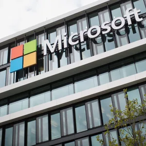 Das Logo von Microsoft ist am 06.10.2016 an der Fassade der neuen Microsoft-Deutschland-Zentrale in München (Bayern) zu sehen