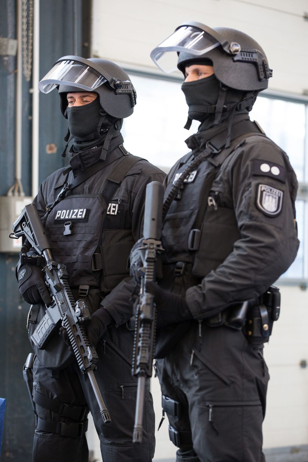 Zwei Polizeibeamte der BFE (Beweissicherungs- und Festnahmeeinheit) in voller Schutzausrüstung