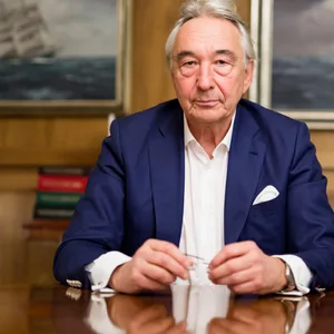Bertram Rickmers sitzt an einem Tisch und schaut in die Kamera