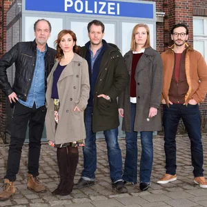 Die Schauspieler Marek Erhardt (l-r), Kathrin Angerer, Mirko Lang, Anna von Haebler und Arnel Taci stehen