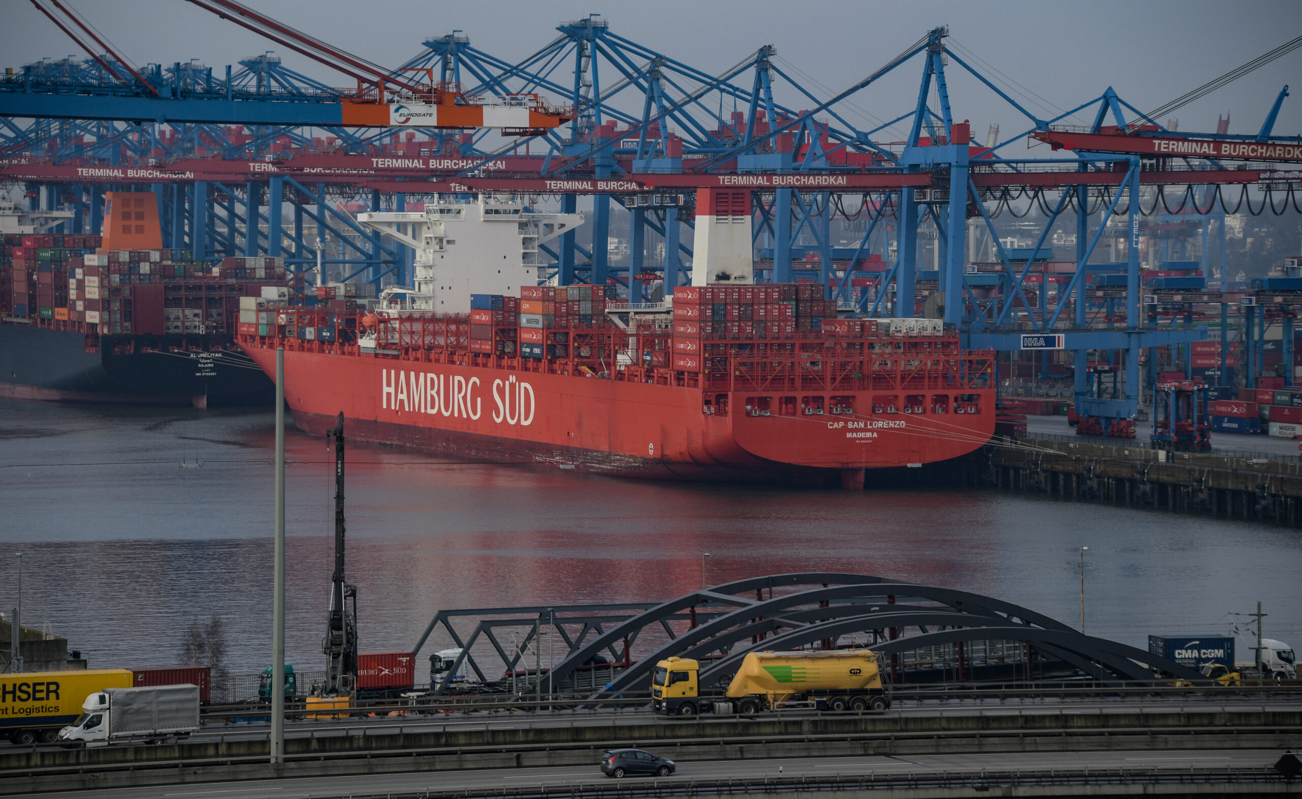 Ein Containerfrachter der Reederei Hamburg Süd liegt in Hamburg in Walterhof an den Containerbrückenkränen des Burchardkai.