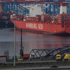 Ein Containerfrachter der Reederei Hamburg Süd liegt in Hamburg in Walterhof an den Containerbrückenkränen des Burchardkai.