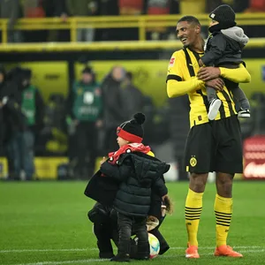 Nach dem Abpfiff freute sich Sébastian Haller mit seinen Kindern.