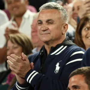Srdjan Djokovic applaudiert auf der Tribüne