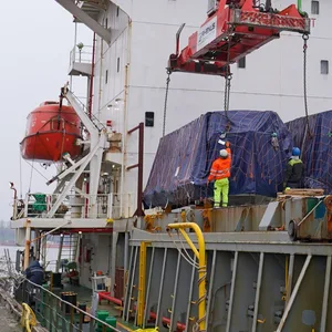 Die Tunnelbohrmaschine für den Fernwärmetunnel ist in Hamburg angekommen. Noch ist sie in mehrere Einzelteile zerlegt.