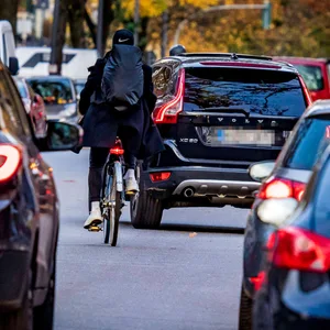 Seit 2014 stieg die Zahl der Autos in Hamburg kontinuierlich an – doch jetzt gibt es zum zweiten Mal einen leichten Rückgang.