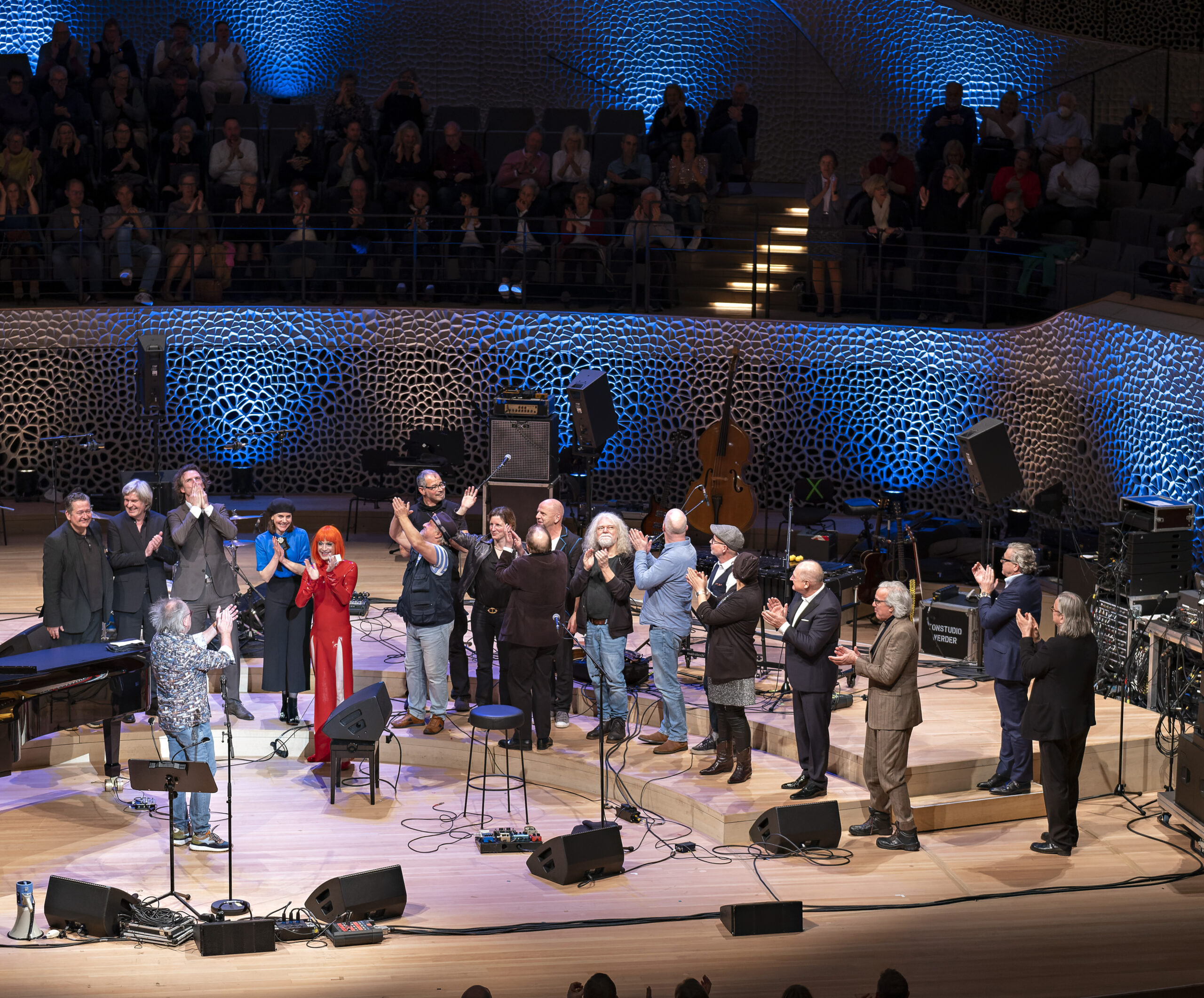 Die Künstlerinnen und Künstler auf der Bühne der Elbphilharmonie