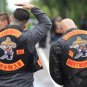 Der geflohene Häftling soll Mitglied der Rocker-Bande Bandidos sein (Archivbild).