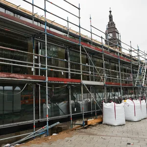 Ein Baugerüst verdeckt die Fassade des Neubaus der Bahnhofsmission Hamburg.