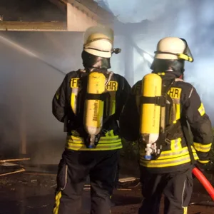 Im Norden Flammen von brennenden Carport drohen auf Haus überzugreifen