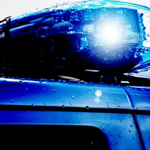 Ein Polizeiauto im Einsatz (Symbolbild).