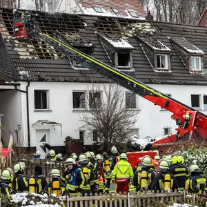 Sieben Menschen werden bei dem Wohnungsbrand verletzt.