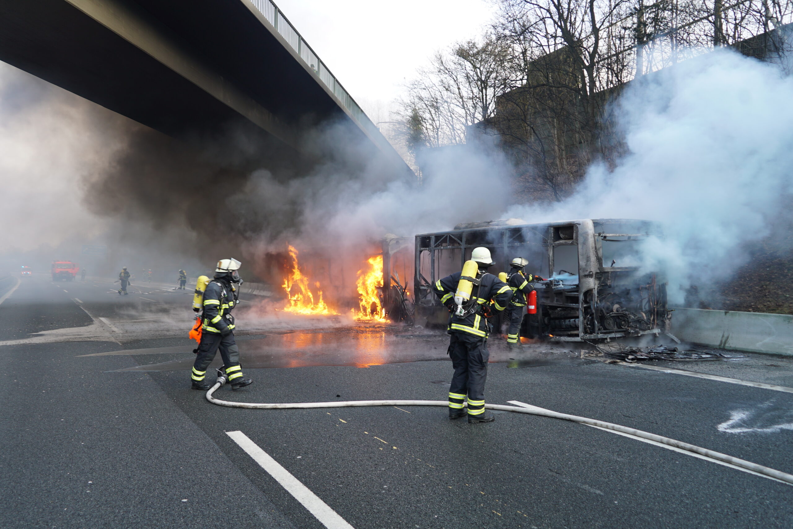 Der brennende Linienbus auf der A1 in Hamburg.