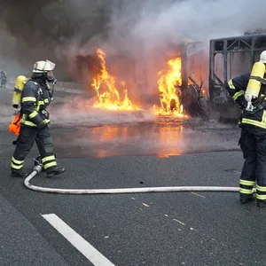 Der brennende Linienbus auf der A1 in Hamburg.