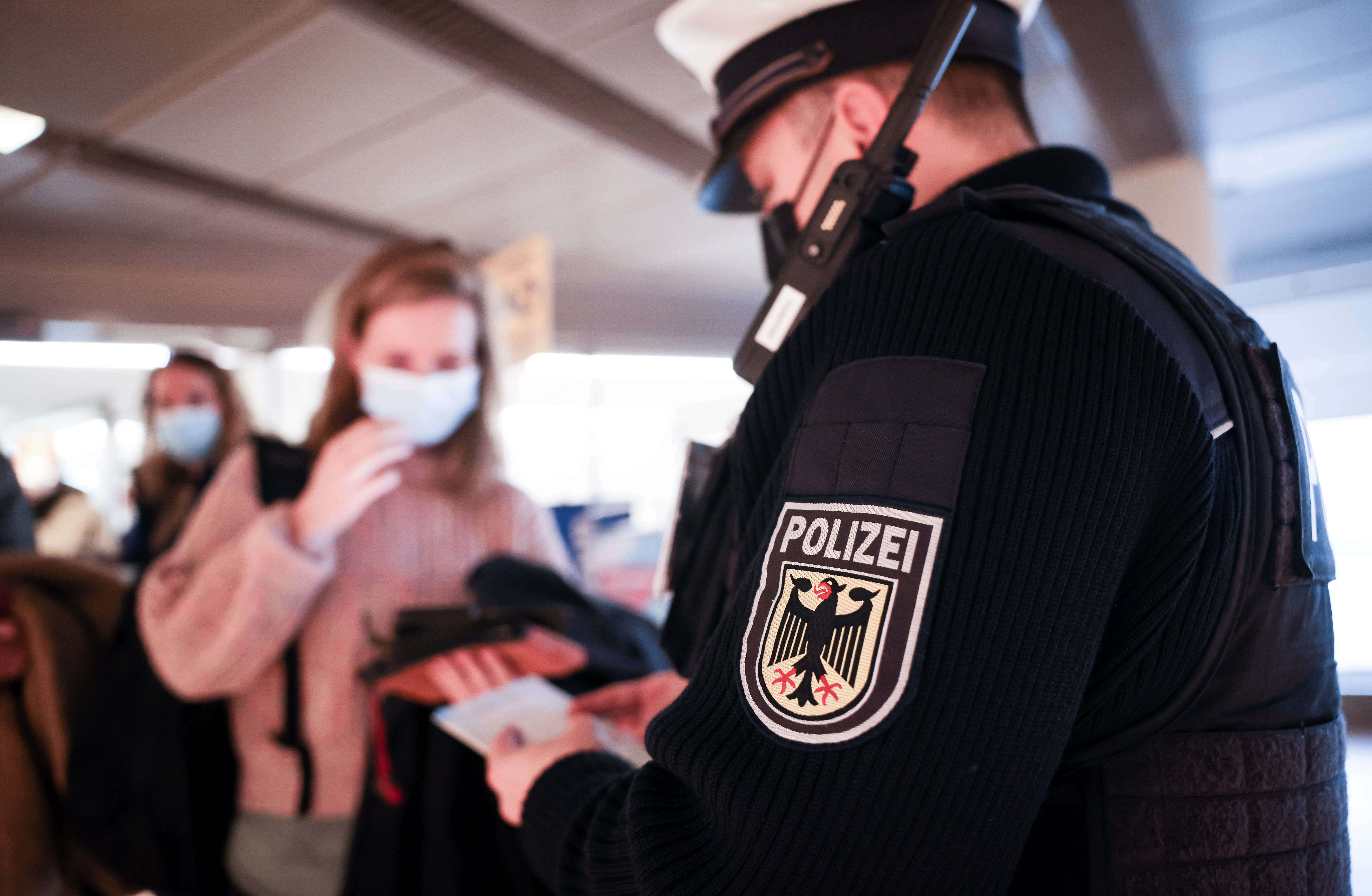 Eine Frau gerät am Hamburger Airport ins Visier der Bundespolizei (Symbolbild).