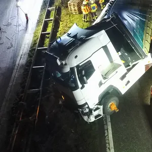 Unfall auf der A23: Am späten Sonntagabend kippte aus noch ungeklärter Ursache ein Lkw um. Die Autobahn war in Richtung Süden stundenlang gesperrt.