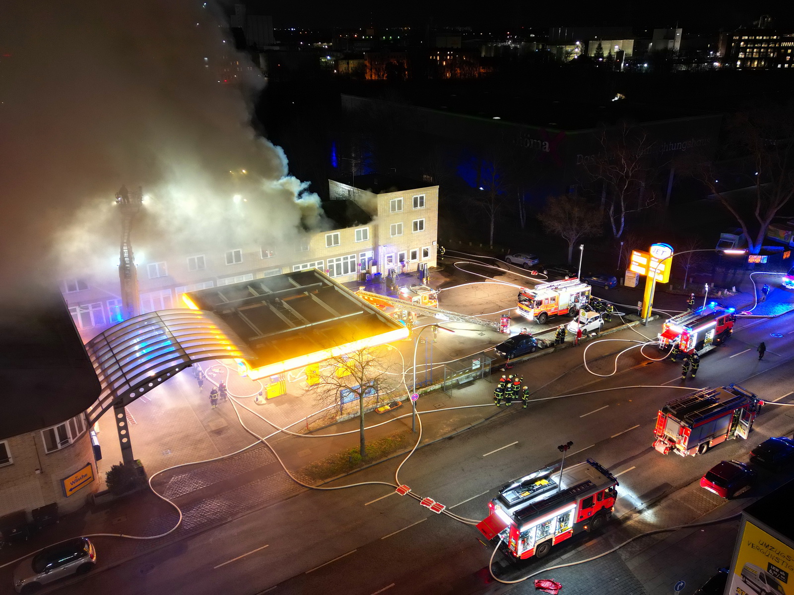 140 Retter der Feuerwehr waren in Heimfeld über Stunden im Einsatz.