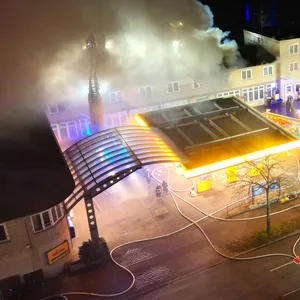 140 Retter der Feuerwehr waren in Heimfeld über Stunden im Einsatz.
