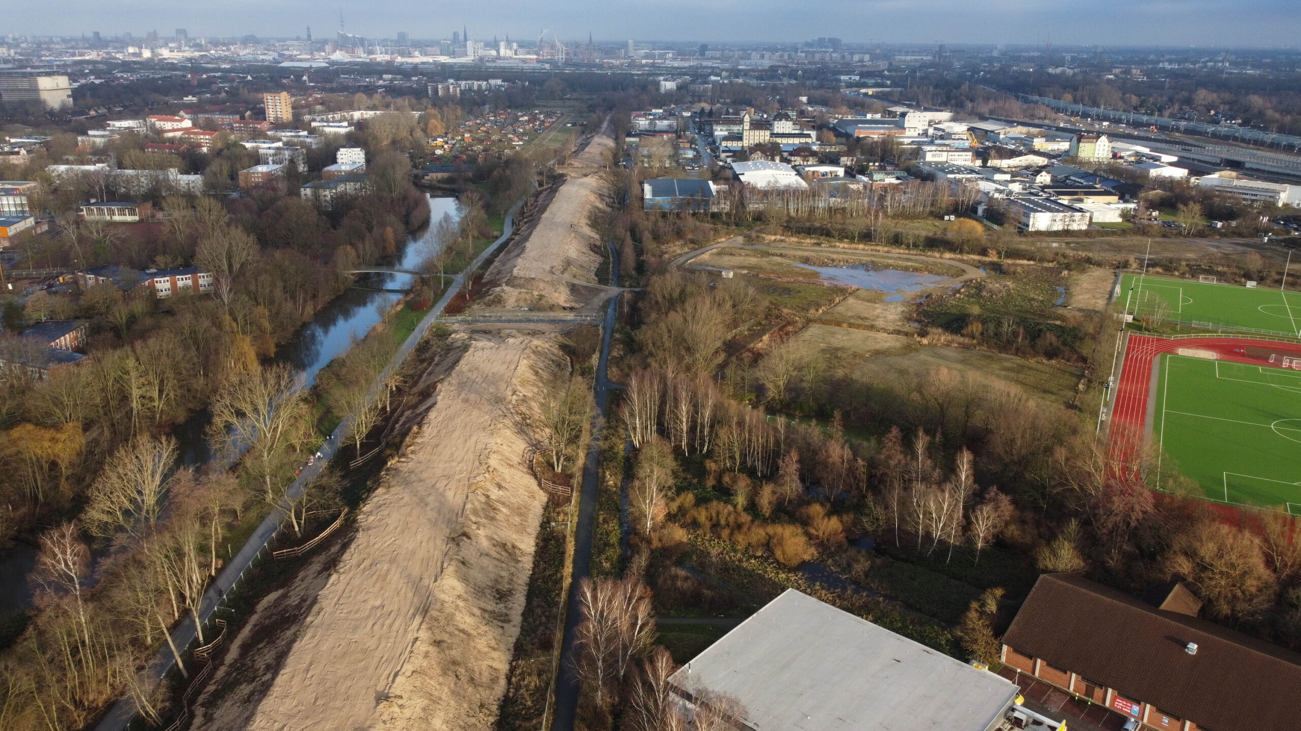 Die alte Wilhelmsburger Reichsstraße besteht nur noch aus einem Damm, der Asphalt ist längst abgetragen.