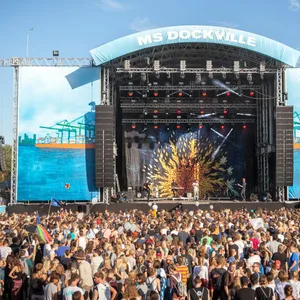Festivalgelände mit großer Bühne ud Publikum davor