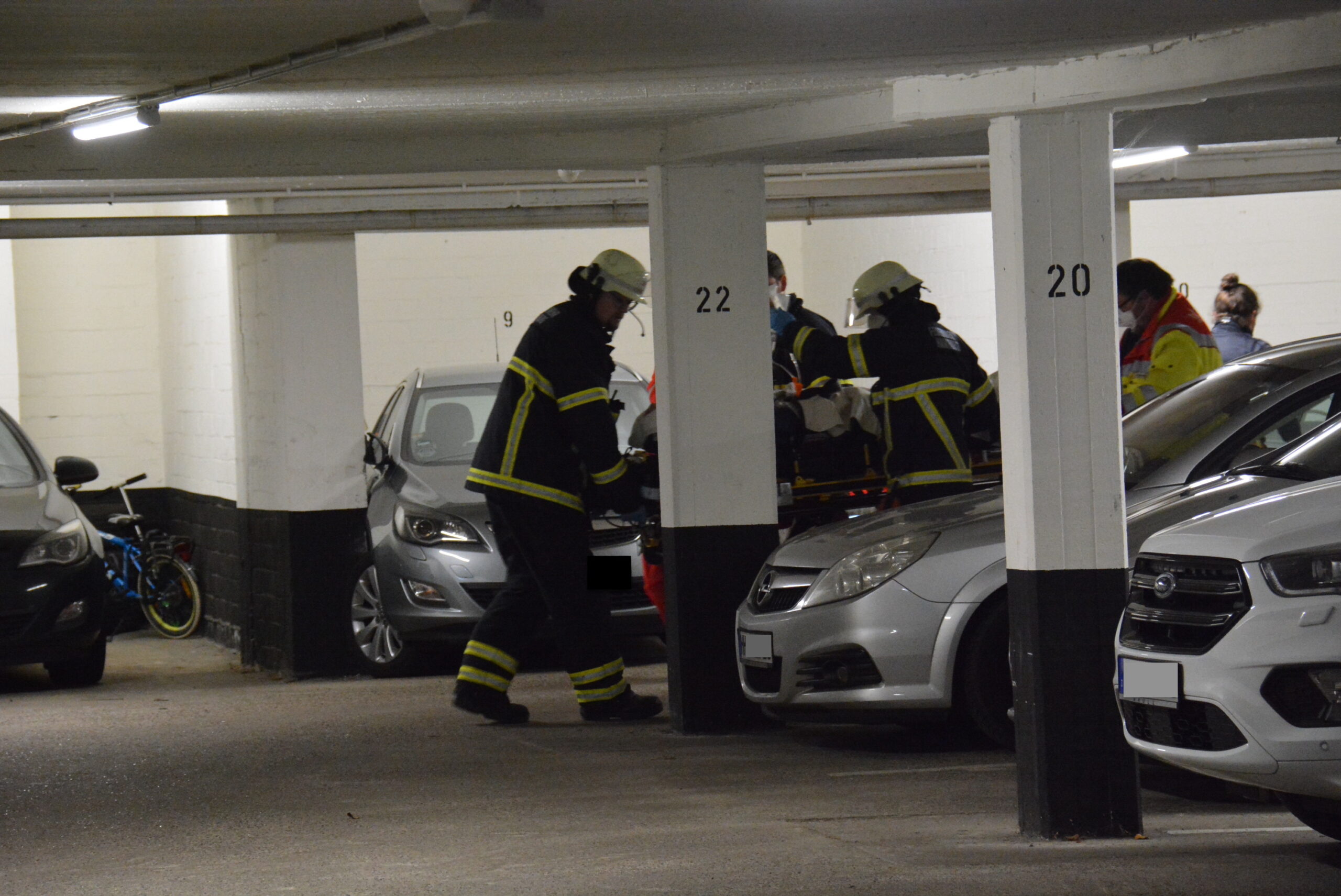 In einer Tiefgarage in Lohbrügge hat eine Frau ihren Mann mit dem Auto beim Einparken erfasst.