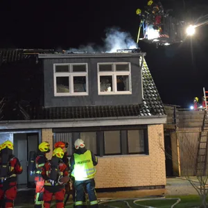Dachstuhlbrand in Einfamilienhaus – Feuerwehr löscht 2 Stunden