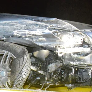 Der beschädigte Mercedes musste abgeschleppt werden.