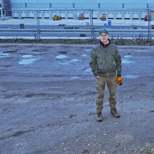 MOPO-Reporter Thomas Hirschbiegel unweit der Stelle, an der sich einmal das Grab befand – und an der jetzt das Aldi-Lager steht.