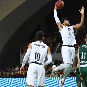 Yoeli Childs setzt zum Dunk an