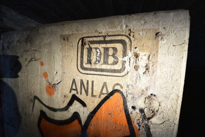 Graffiti-Sprayer haben diese Stahltür verziert. Sie führt vom Tunnel zu einer Treppe auf die Gleise des Rangierbahnhofs.